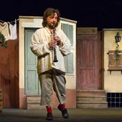 TRI V TOM DivadloNaJezerce Felix hraje DSC 2177 u v 10x11